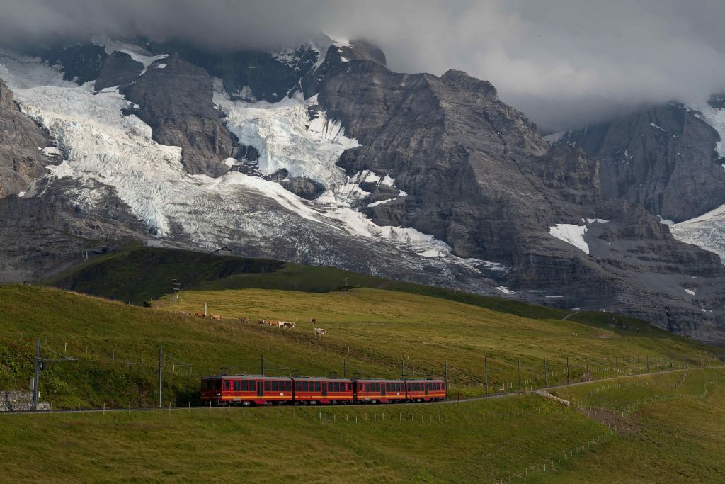 switzerland-europe-train-mountain-scenery