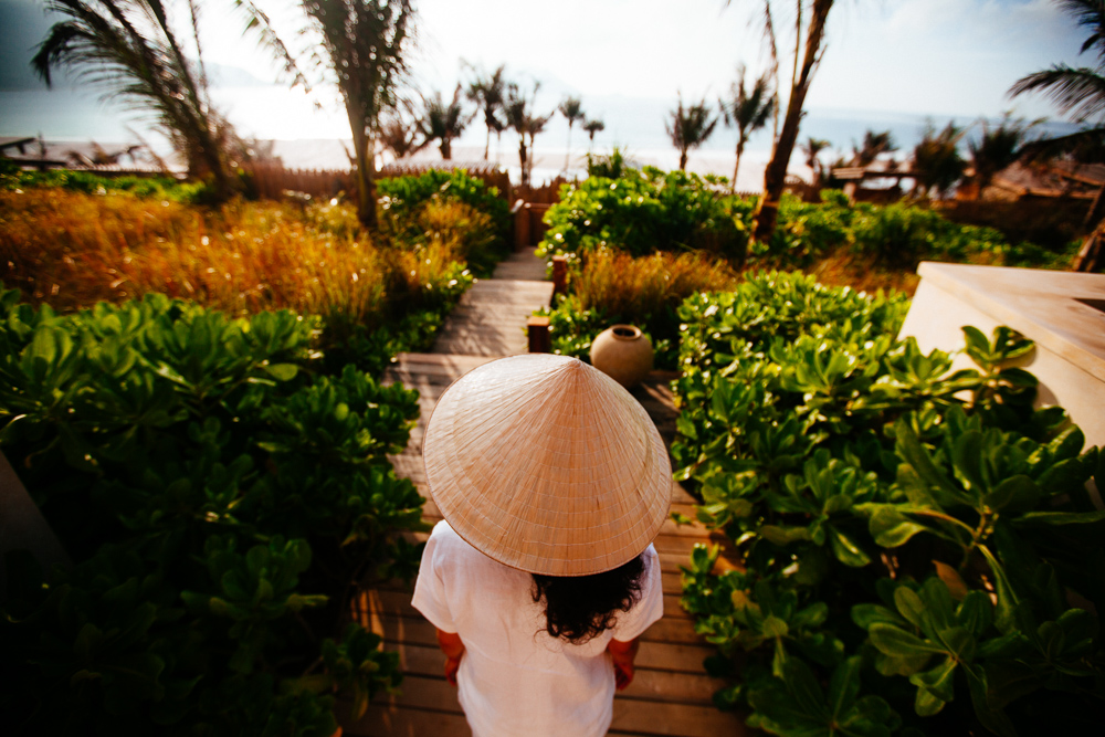 Vietnam-Con Dao-woman-beach