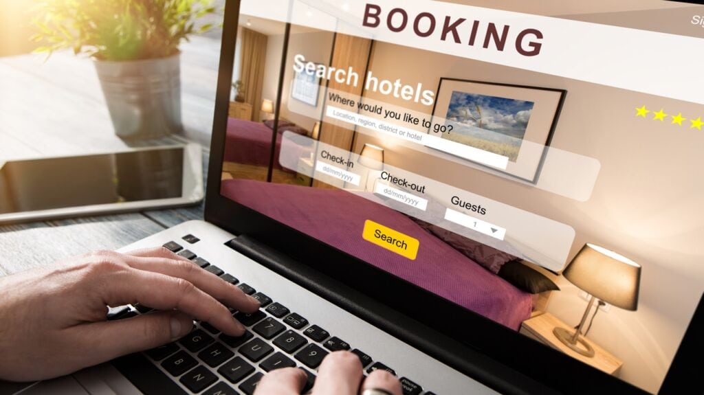 booking-hotel-laptop