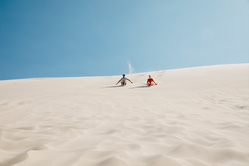 australia-nsw-stockton-sand-dunes-sandboarding