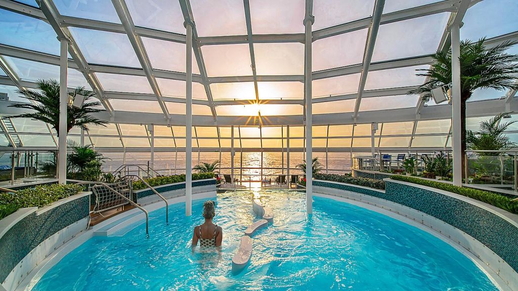 Solarium sunset whirlpool