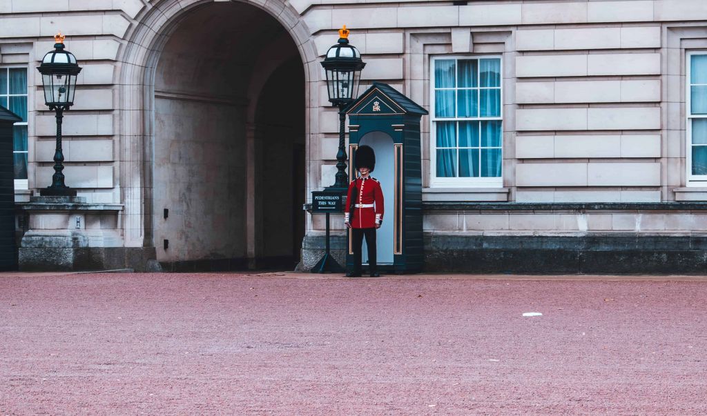 buckingham-palace-royal-guard