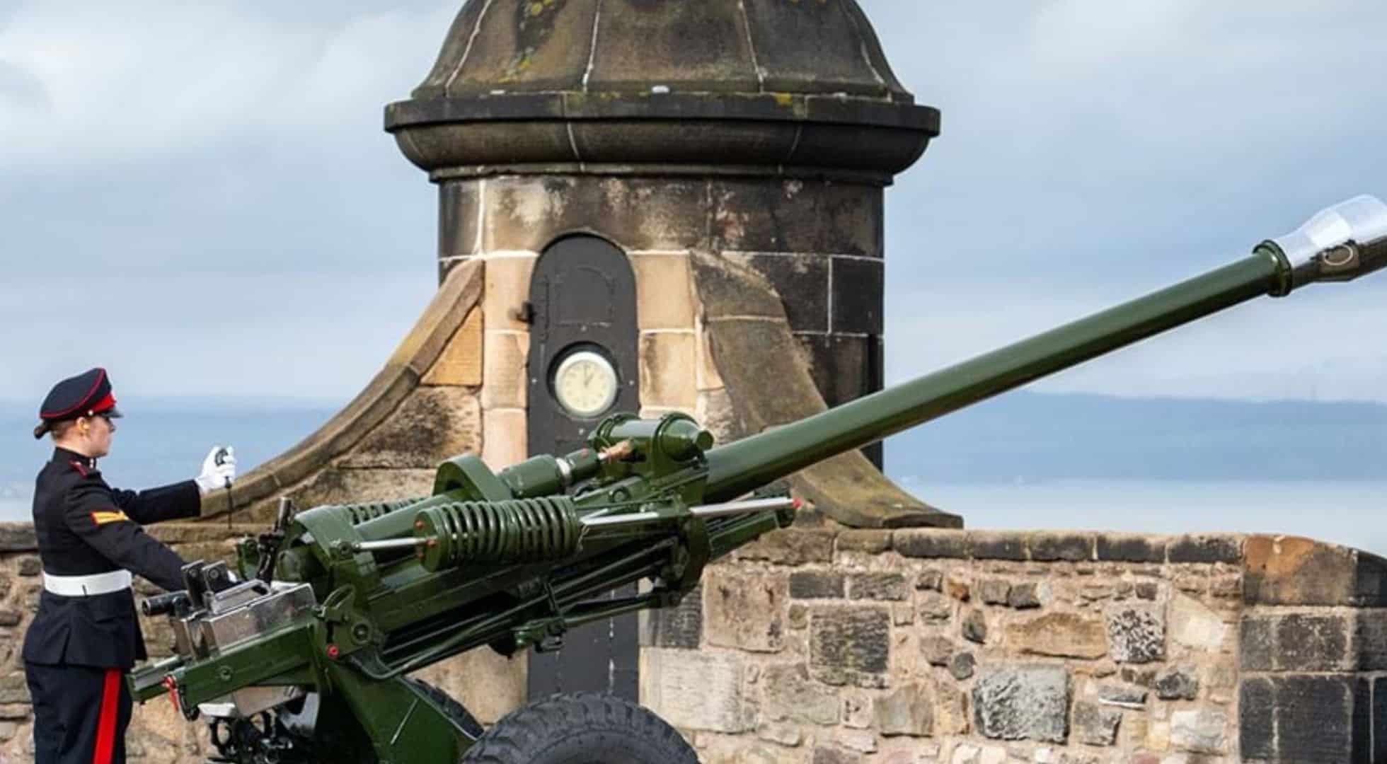 Firing Gun Castle Scotland Edinburg Castle in Scotland