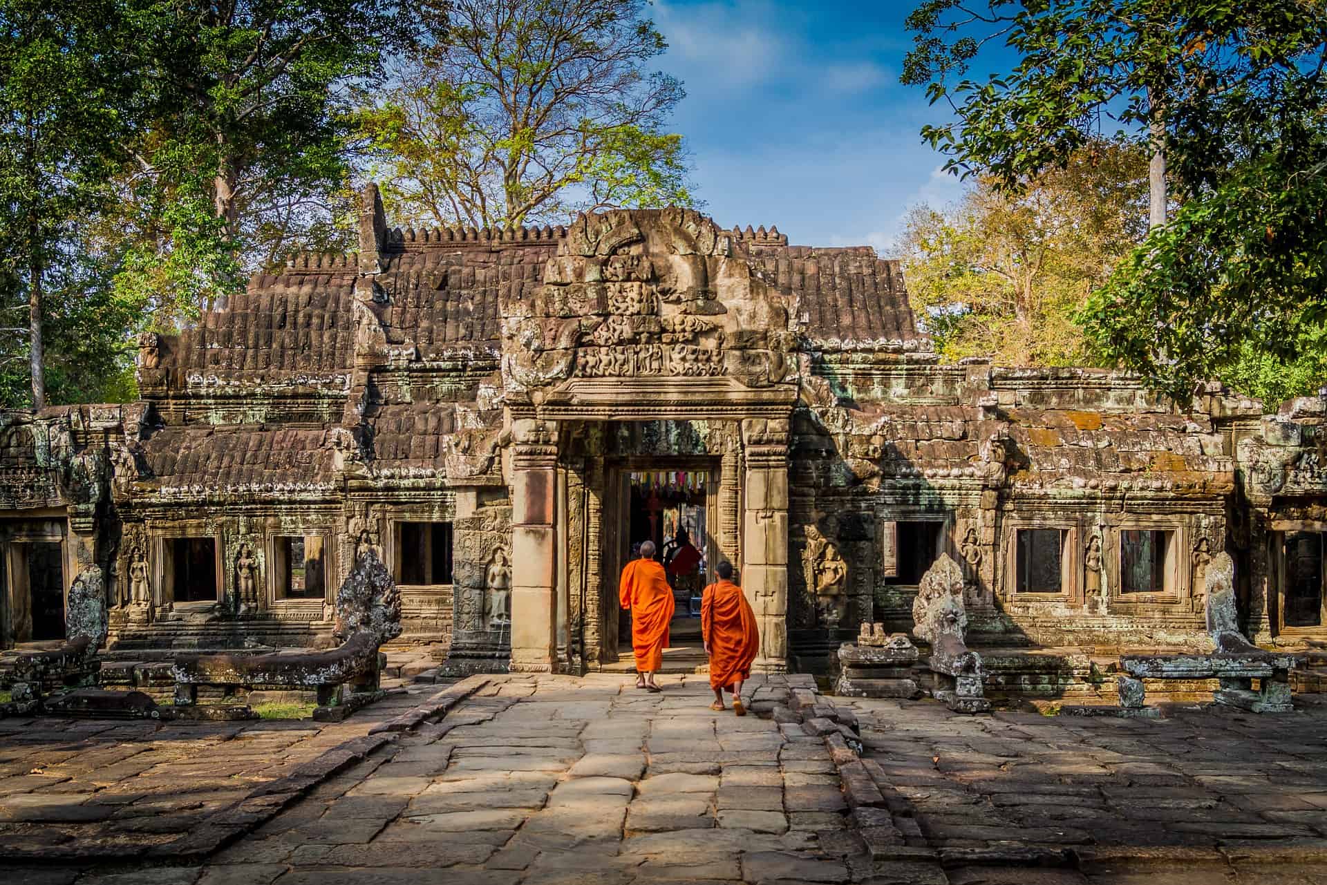 monks at angkor wat