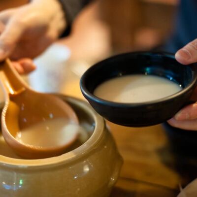 Makgeolli ladle into bowl