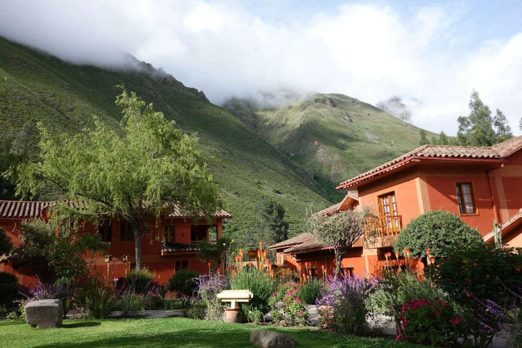 Fly cruise Sacred Valley